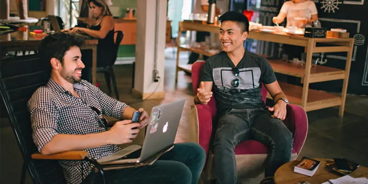 Zwei Personen im Gespräch über CBD Produkte als Sinnbild für informierte und transparente Kaufentscheidungen