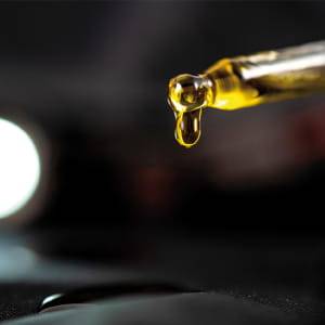 Tropfendes CBD Öl aus Pipette als Symbol für Vollspektrum Extrakte und saubere Extraktionsverfahren