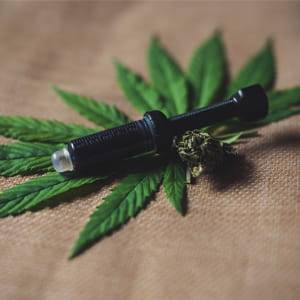 CBD Vape auf Hanfblatt als Darstellung moderner Cannabinoid Anwendung mit Fokus auf Bioverfügbarkeit