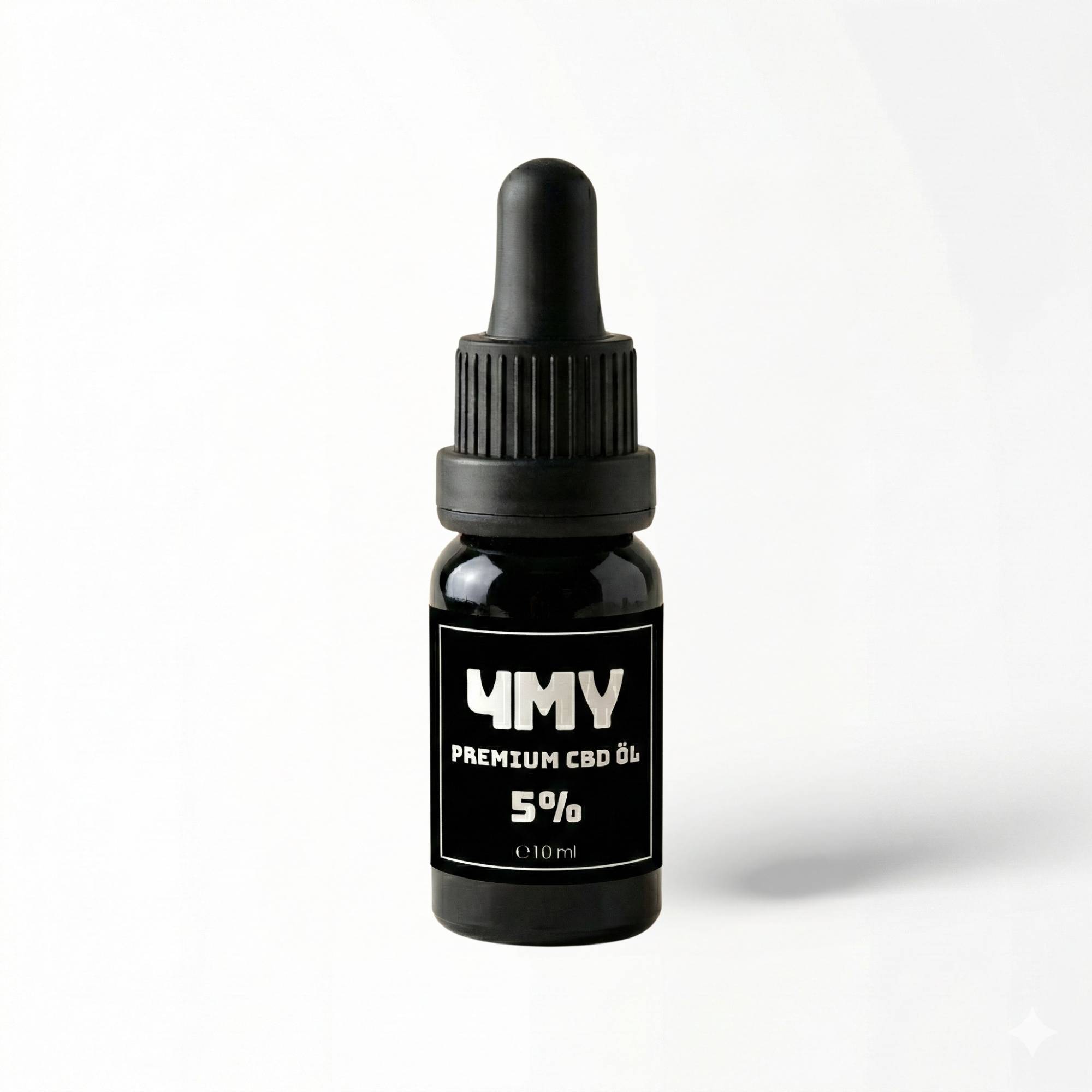 Schwarze 10ml Tropfflasche mit 4MY Premium CBD Öl 5%. Minimalistisches schwarzes Etikett auf hellem weissen Hintergrund