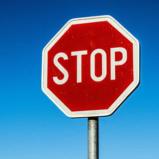 Stoppschild als Symbol für das Verbot von 10 OH HHC