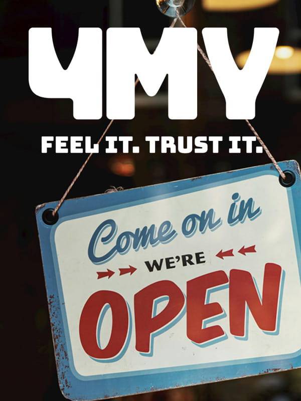 4MY Logo mit dem Claim Feel it. Trust it. über einem offenen Ladenschild als Bild für Markenauftritt, Zugänglichkeit und echte Präsenz im Alltag