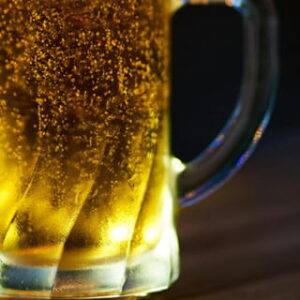 Gefülltes Bierglas in warmer Lichtstimmung als Symbolbild für Alkohol, Konsumverhalten und Verantwortung bei Produkten ab 18. CBD und Jugendschutz
