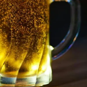 Gefülltes Bierglas in warmer Lichtstimmung als Symbolbild für Alkohol, Konsumverhalten und Verantwortung bei Produkten ab 18. CBD und Jugendschutz