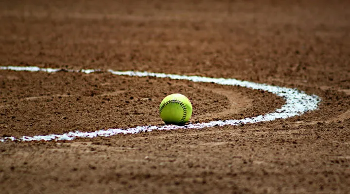 Ball auf einem markierten Spielfeld als Symbolbild für Sportarten mit Belastung, Erholung und Trainingsroutine