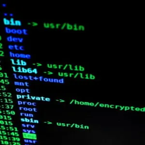 Leuchtende Verzeichnisstruktur auf einem dunklen Bildschirm als Symbolbild für digitale Systeme, technische Zugänge und Kontrollmechanismen im Online-Shop