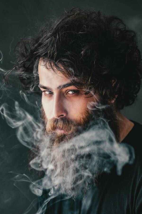 Porträt einer Person mit sichtbarem Dampf als sachliche Darstellung eines H2 Vapes im Nutzungskontext