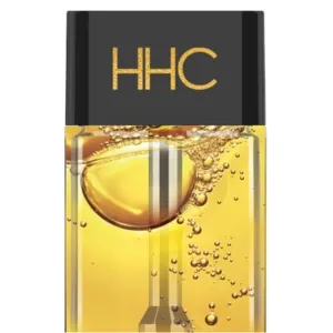 Nahaufnahme des Tanks eines HHC Vape Pens. Das Gehäuse ist oben schwarz mit der goldenen Aufschrift „HHC“. Der transparente Tank ist mit einer goldgelben, klaren Flüssigkeit gefüllt, in der kleine Luftblasen aufsteigen. In der Mitte ist das metallische Heizelement zu sehen.