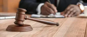 Hammer von einem Richter auf einem Tisch zur Symbolisierung vom HHC Verbot in Deutschland