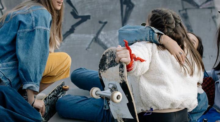 Jugendliche mit Skateboard in lockerer Gruppensituation als Symbolbild für Freizeit, Freundeskreis und soziale Dynamiken im Alltag.