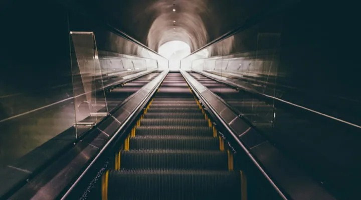 Leere Rolltreppe in einem Tunnel als Symbolbild für Entwicklung, Orientierung und den Weg zu verantwortungsvollem Handeln