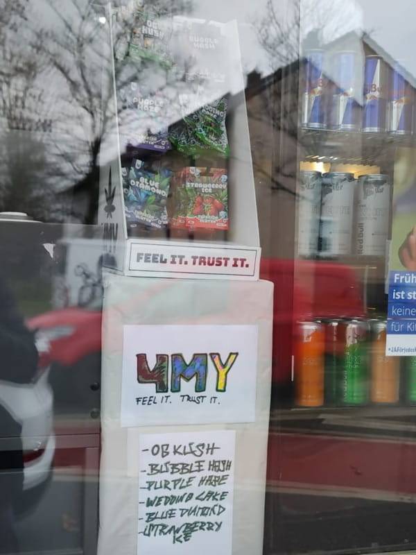 Handgemaltes 4MY Logo mit liebevoll gestalteter Produktliste in einem Shopfenster als Symbol für Sichtbarkeit, Nähe und echte Präsenz im Handel