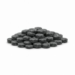 Dunkelgraue runde Tabletten als kompakter Stapel auf weißem Hintergrund