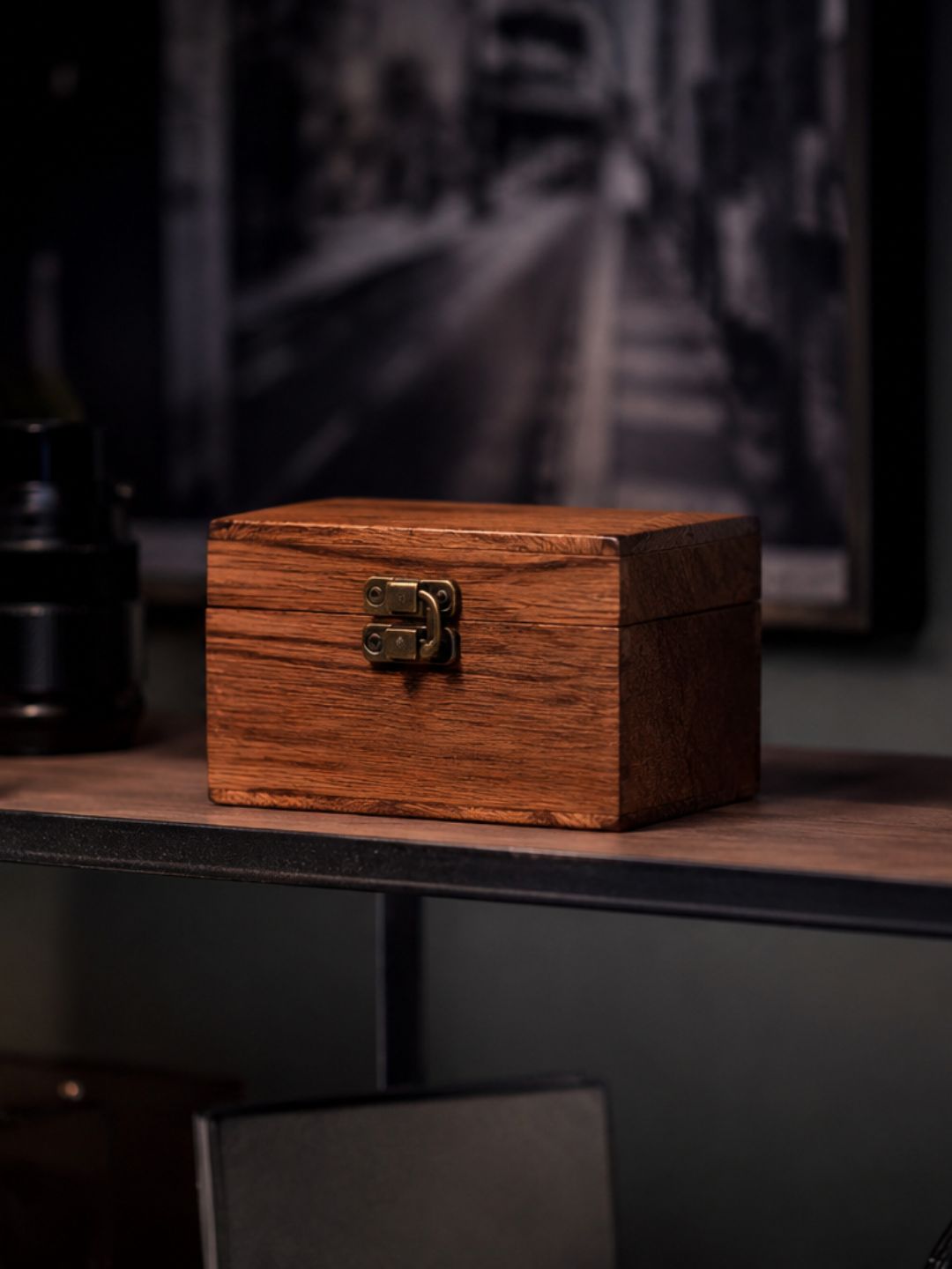 Holz Box mit Schloss in einem Regal zur Symbolisierung der Sicheren Lagerung von 4-Pro-Met